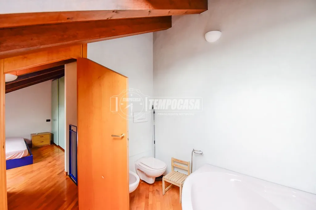 Vannitoad - Two-Level Apartment with Balcony in Cantù