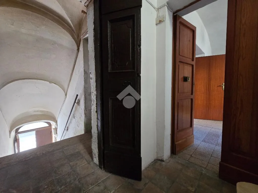 Entrée - Historic Apartment with Exposed Beams in Acuto