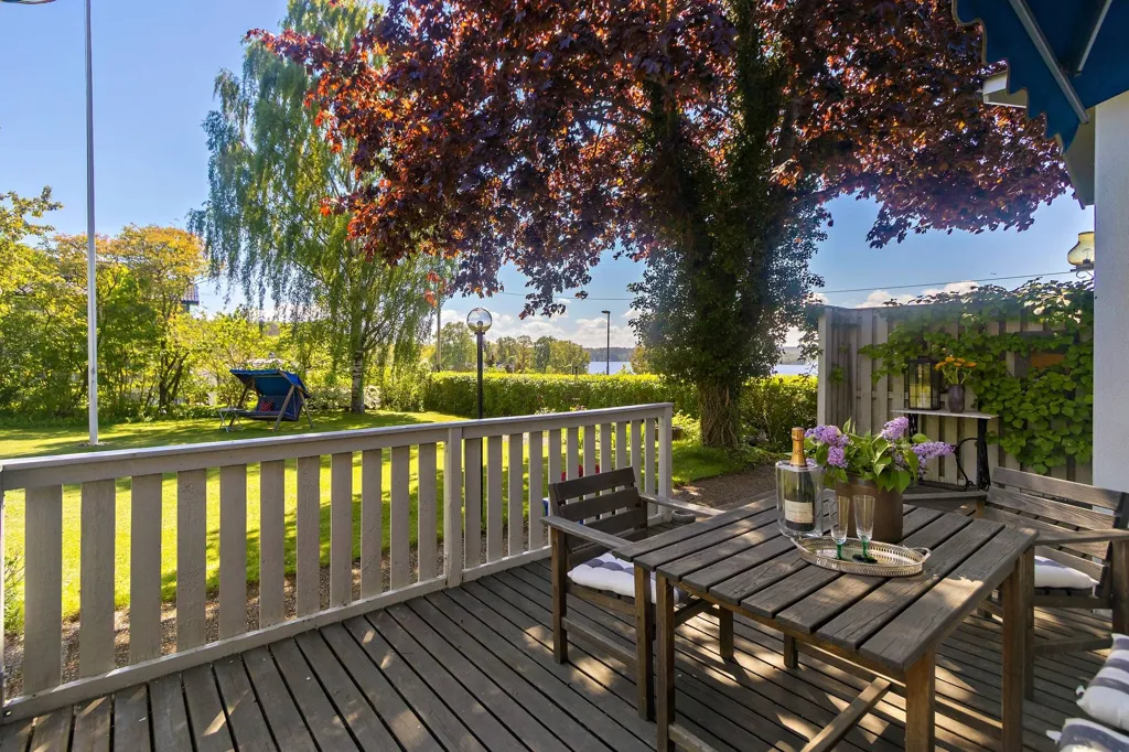 Terrace - Villa with Lake View in Stenhamra