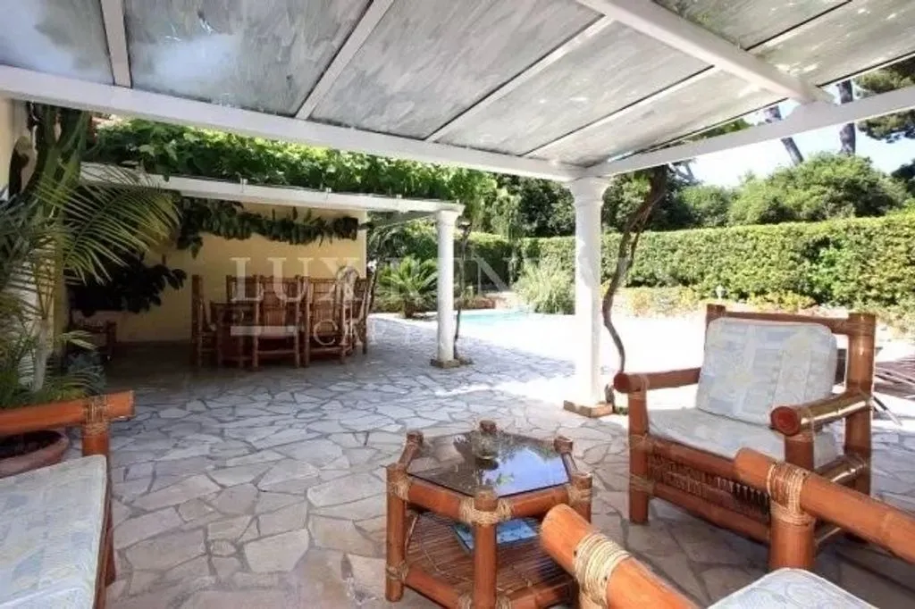 Terrasse - Villa Luxueuse avec Piscine à Antibes