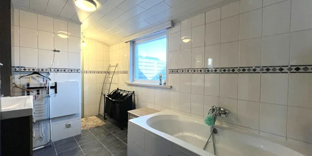 Salles de bain - Vaste Hoekwoning avec Terrasse et Jardin à Passendale