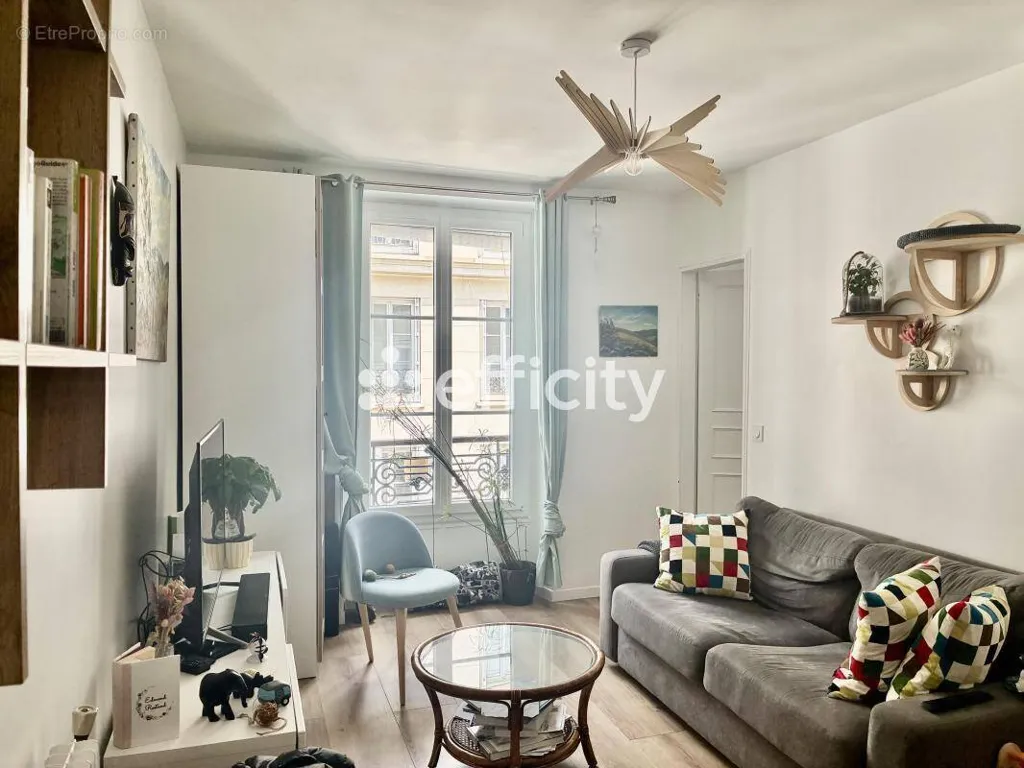 Séjour - Appartement avec Vue Cour dans le 10ème Arrondissement de Paris