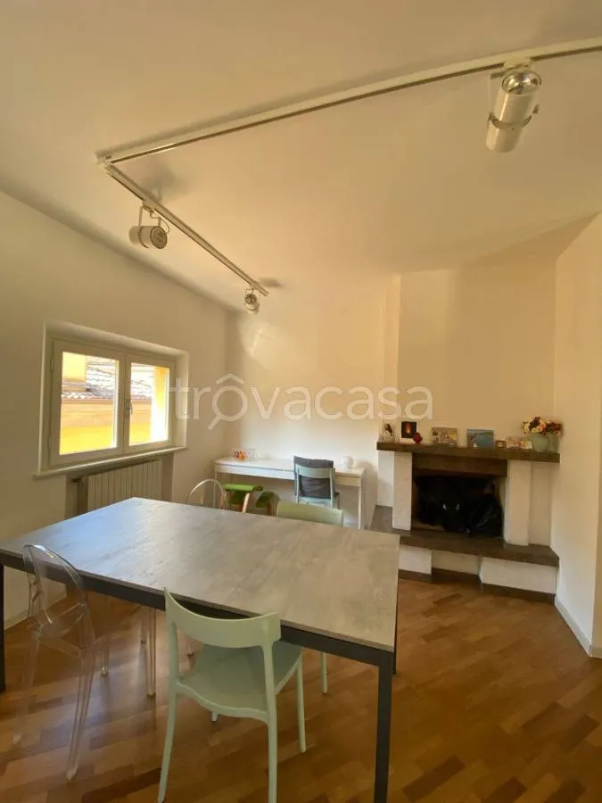 Salle à manger - Rustic-Style Flat with Caminetto in Modena