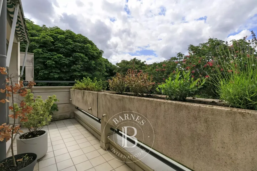 Terrace - Fully Furnished Flat with Balconies in Paris