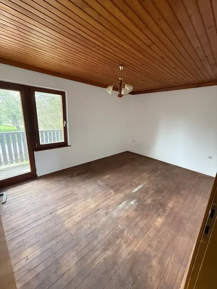 Pièces - Historic House with Renovation Potential in Moravče
