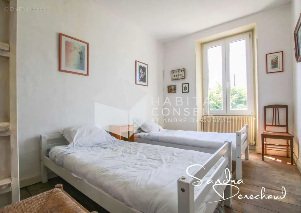 Chambres - Maison en Pierres avec Jardin à Bourg