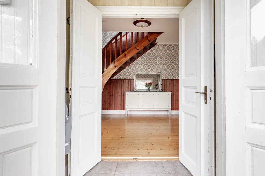 Esik - Charming Two-Storey Villa in Lantlig Setting