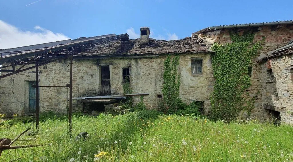 Exterior - Rustic Complex with Panoramic View in Paroldo