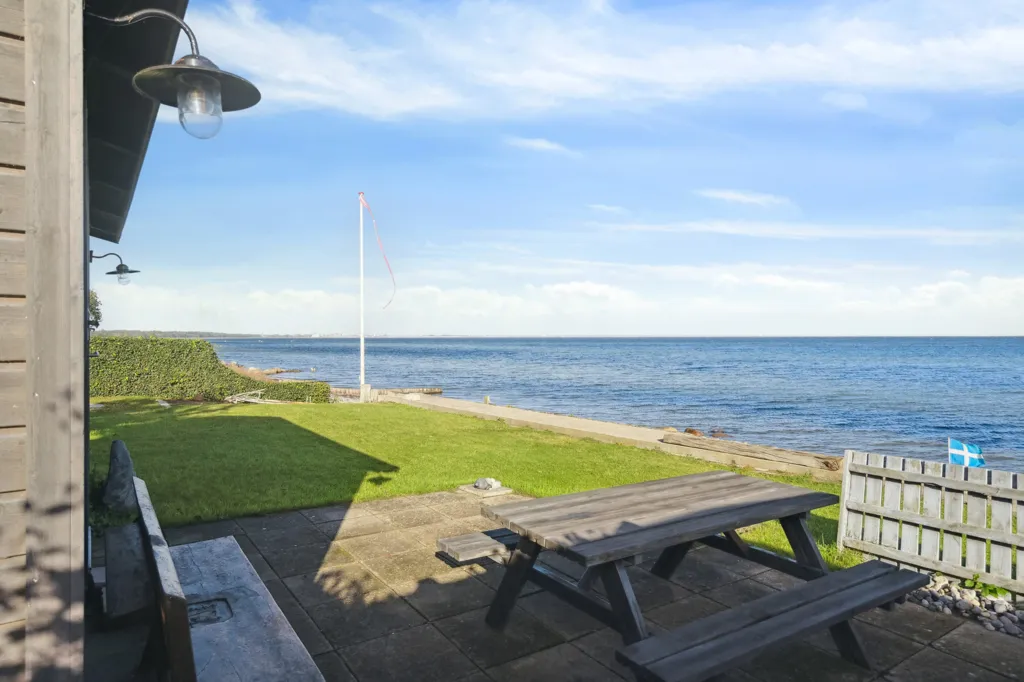 Terrass - Renovated Villa with Waterside in Strøby Egede