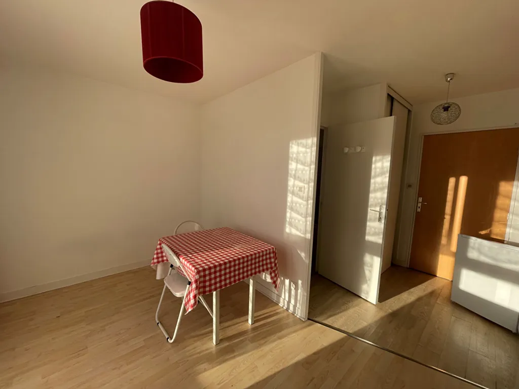 Salle à manger - Studio Meublé avec Parking à Brest