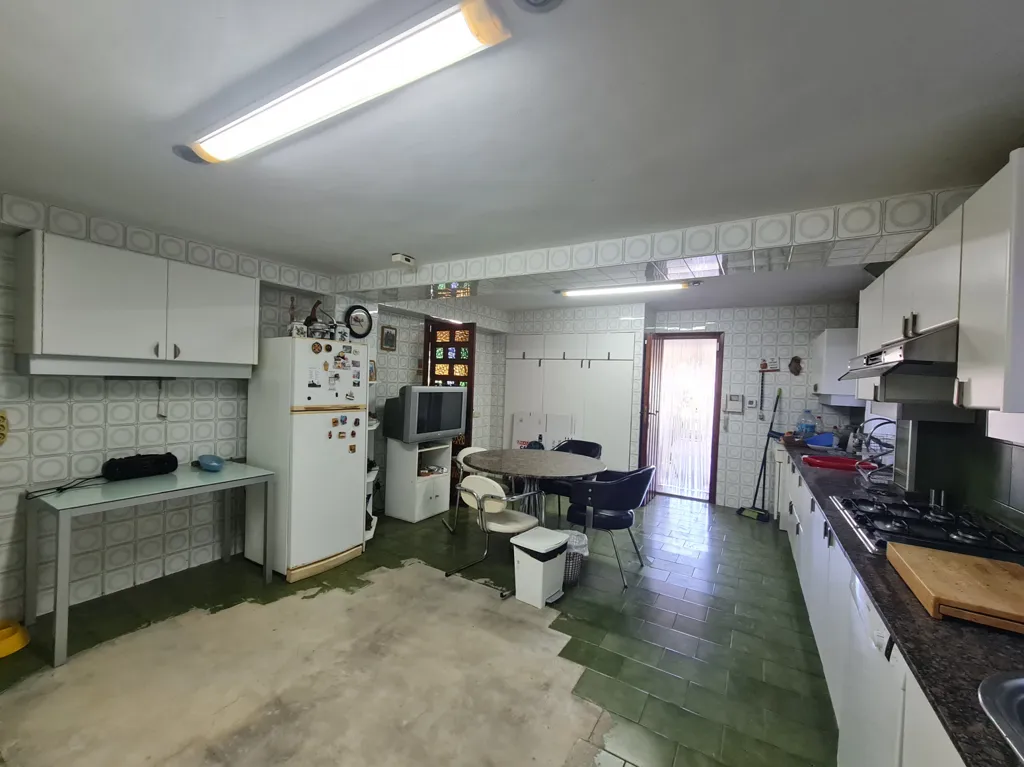 Cuisine - Señorial Chalet for Renovation with Pool in La Cañada