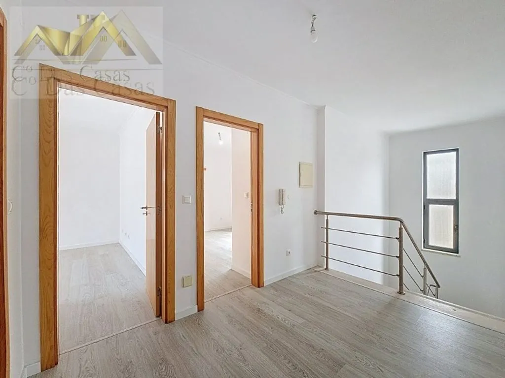 Hallway - Modern House in Final Renovation in Almada