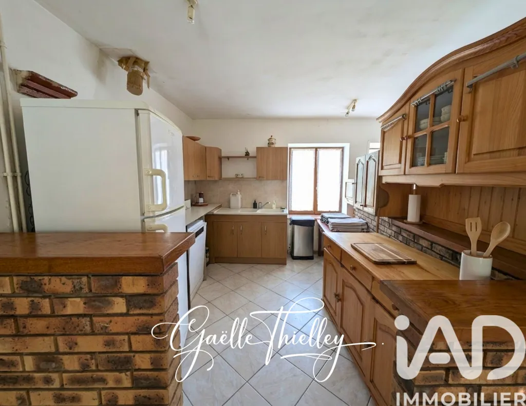 Cucina - Traditional Farmhouse with Potential in 89800