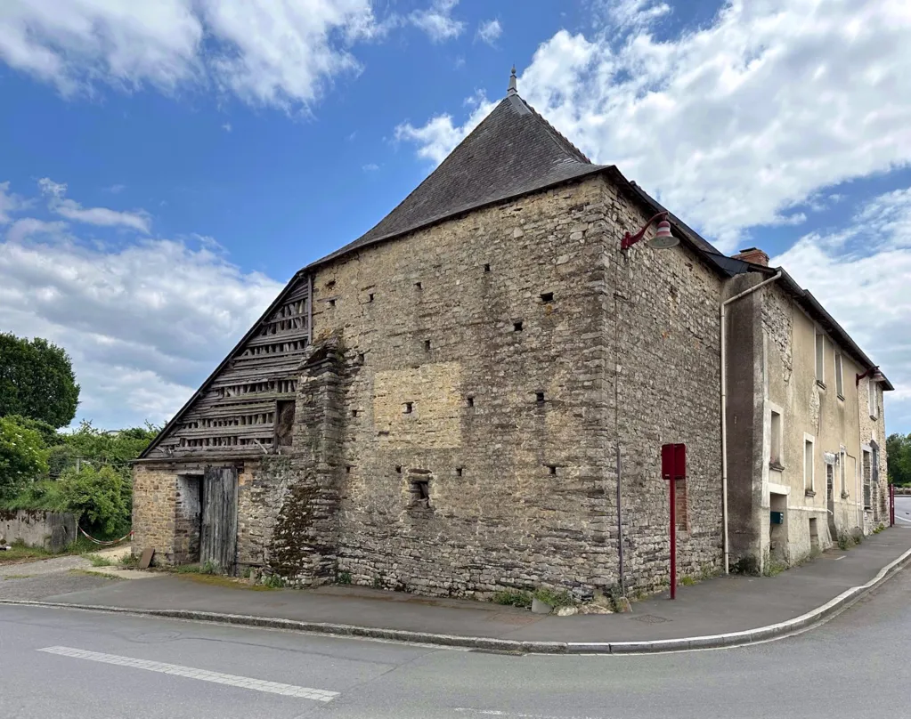 Extérieur - Bâtisse à Rénover à Poligné, Proche Commerces