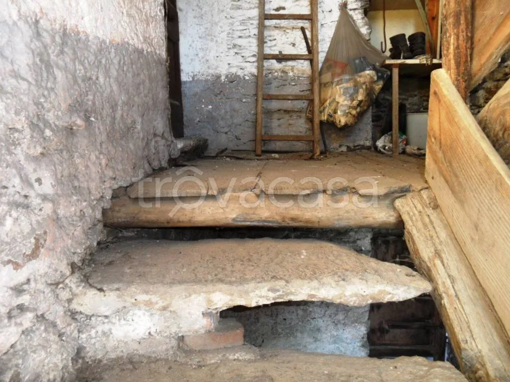 Pièces - Rustic Property with Balcony in Colico
