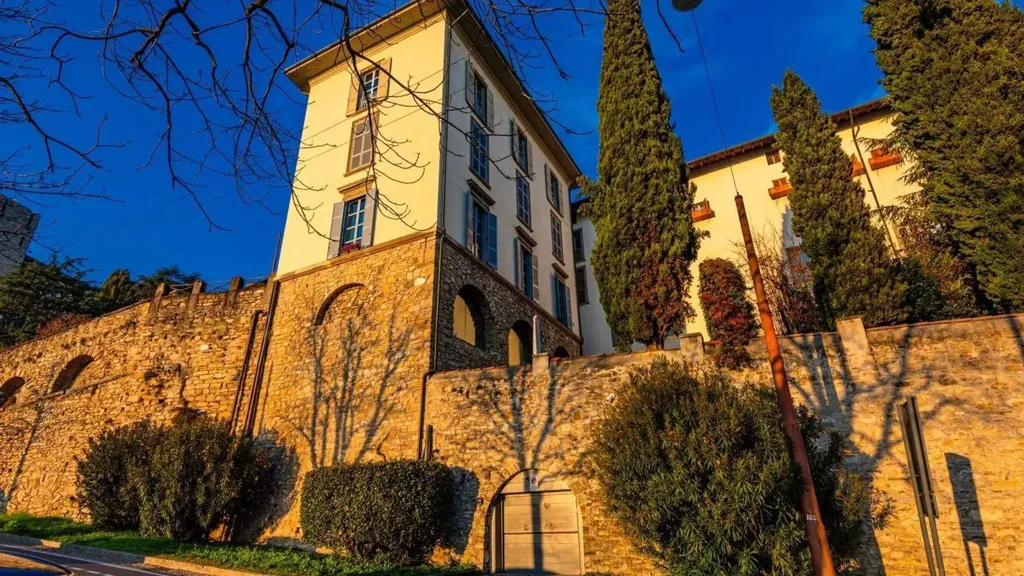 Välivaade - Historic Apartment with Convent Views in Bergamo