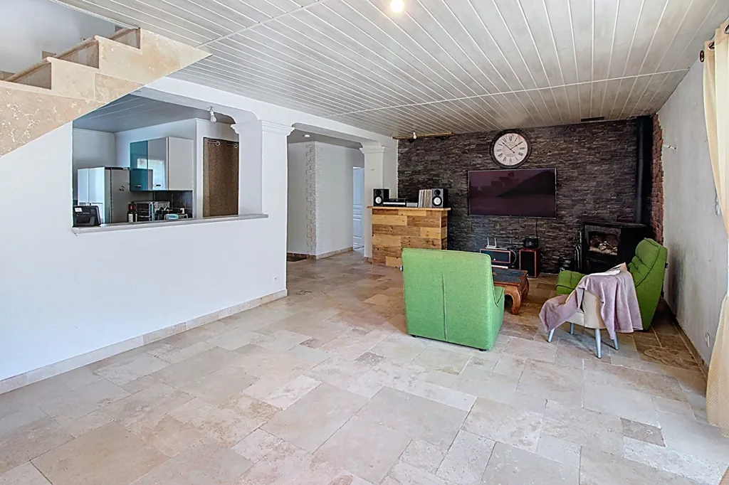 Séjour - Maison avec Piscine et Potentiel d'Agrandissement à Salernes