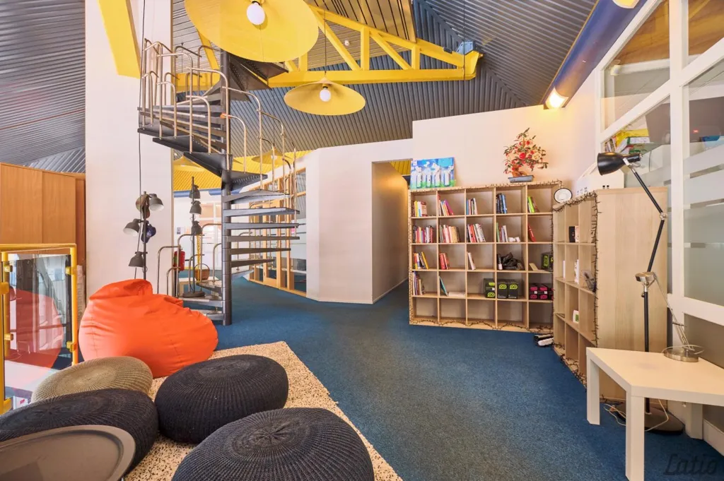 Toad - Commercial Space with Extensive Asfaltēta Area in Riga