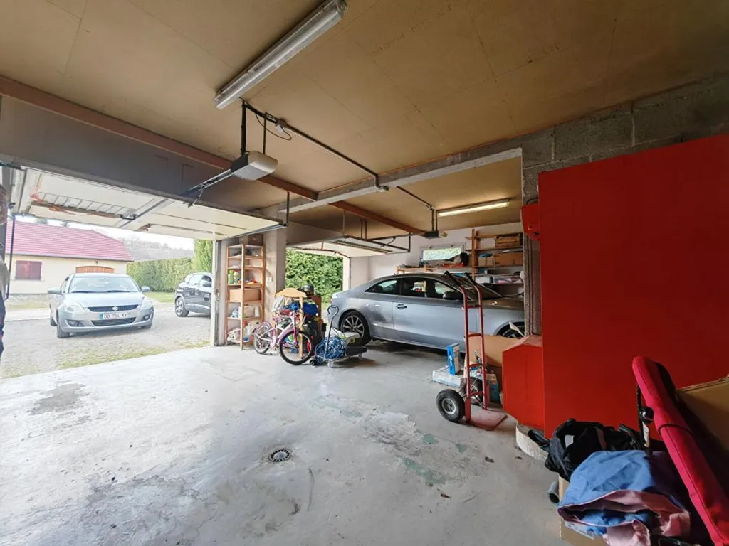 Garage - Contemporary House with Pool near Orgelet
