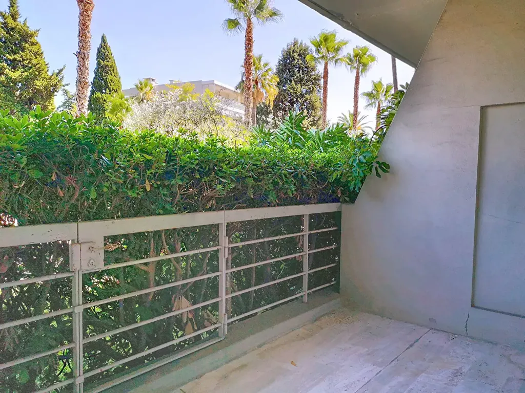 Balcony - Two-Bedroom Apartment with Terraces in Cannes