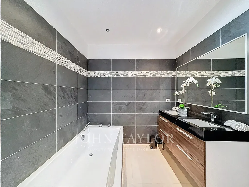 Bagni - Contemporary Villa with Pool in Roquefort-les-Pins