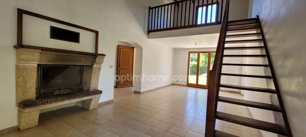Séjour - Villa Traditionnelle avec Jardin à Correns