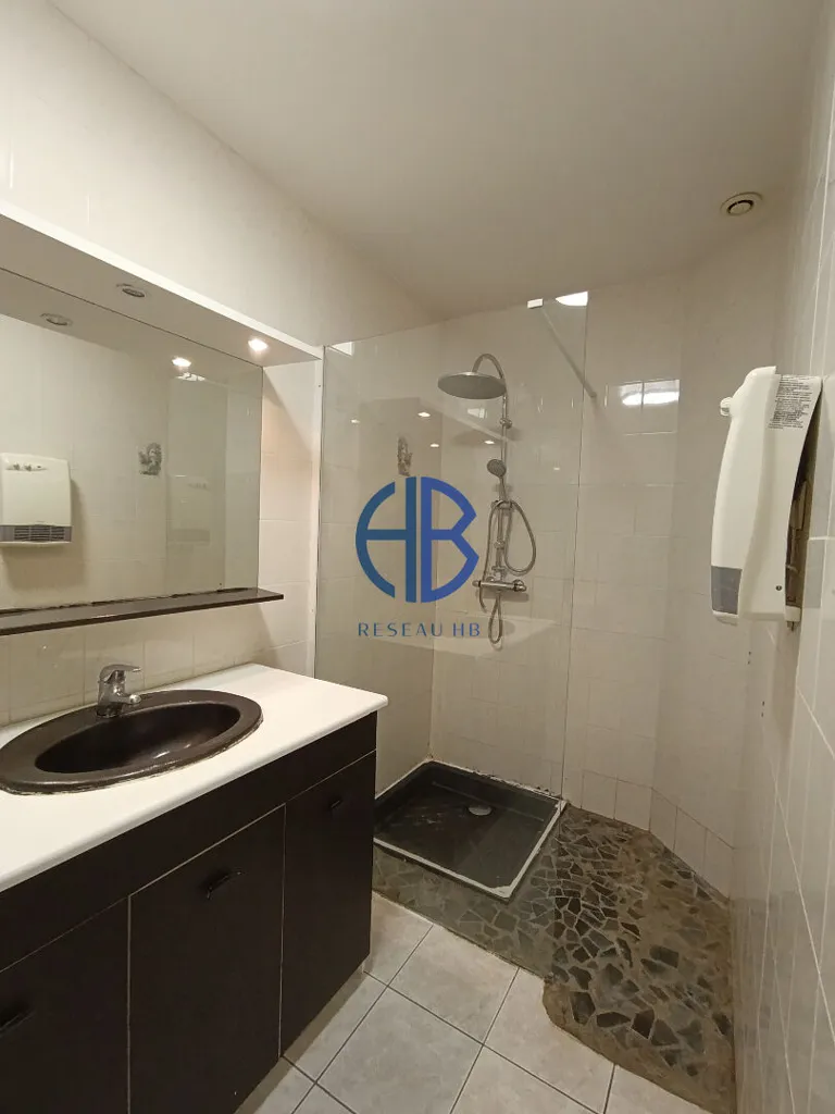 Vannitoad - 4-Piece Apartment with Private Terrace in Montélimar