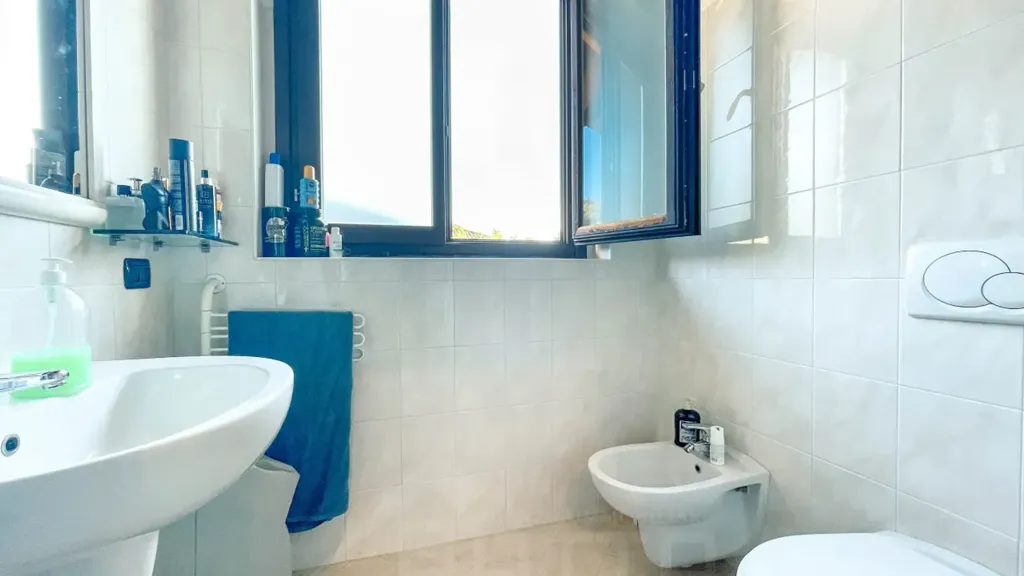 Salles de bain - Luxury Villa with Pool in Brovello-Carpugnino