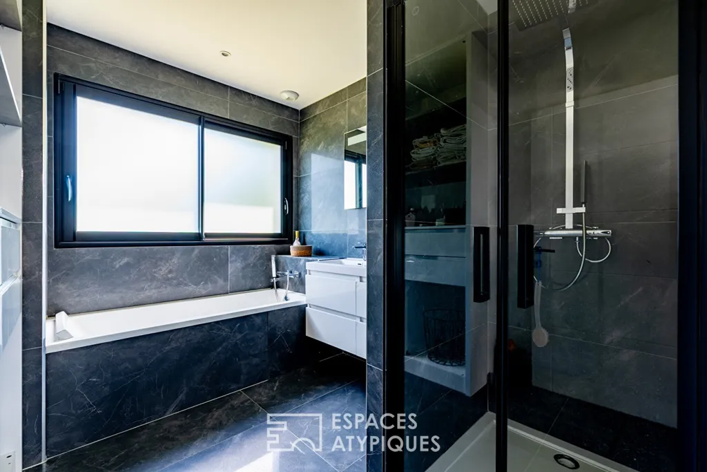 Bathrooms - Architectural Villa with Pool in Rennes