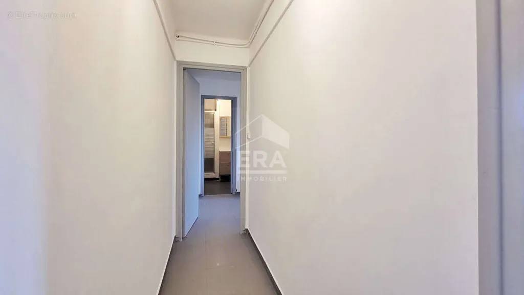 Esik - Renovated 2-Bed Apartment with Balcony in Nice
