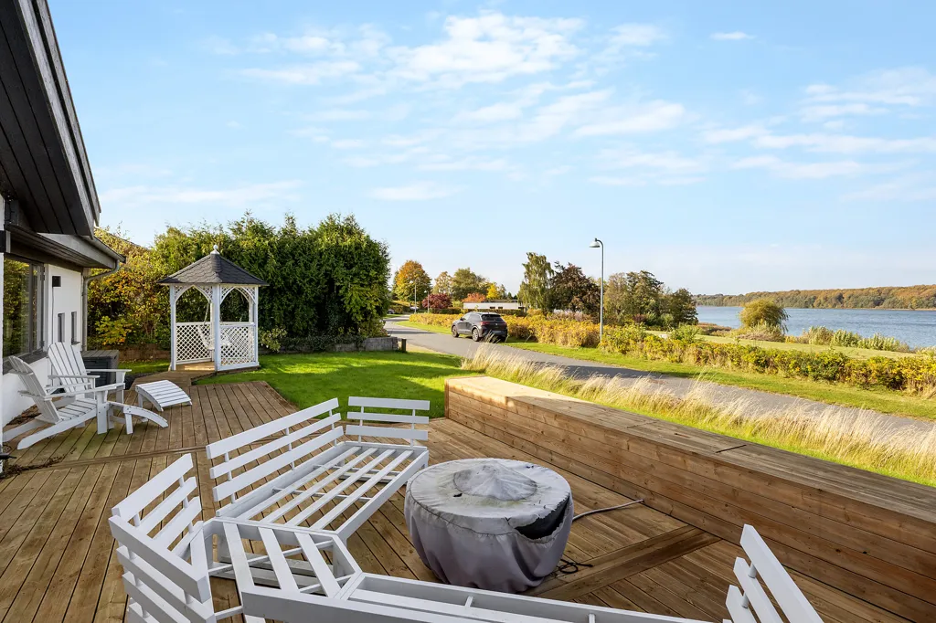 Terrazza - Modernised Villa with Sjælsø View in Ravnsnæs