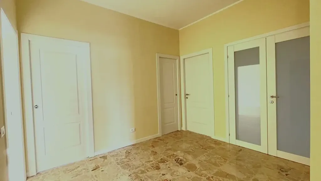 Entrée - Rearranged Apartment with Balcony in Curno