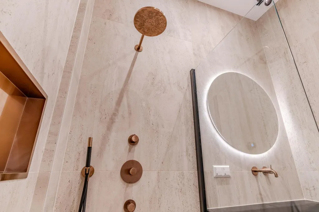 Bathrooms - Modernised Three-Bedroom Flat with Garden in 's-Gravenhage