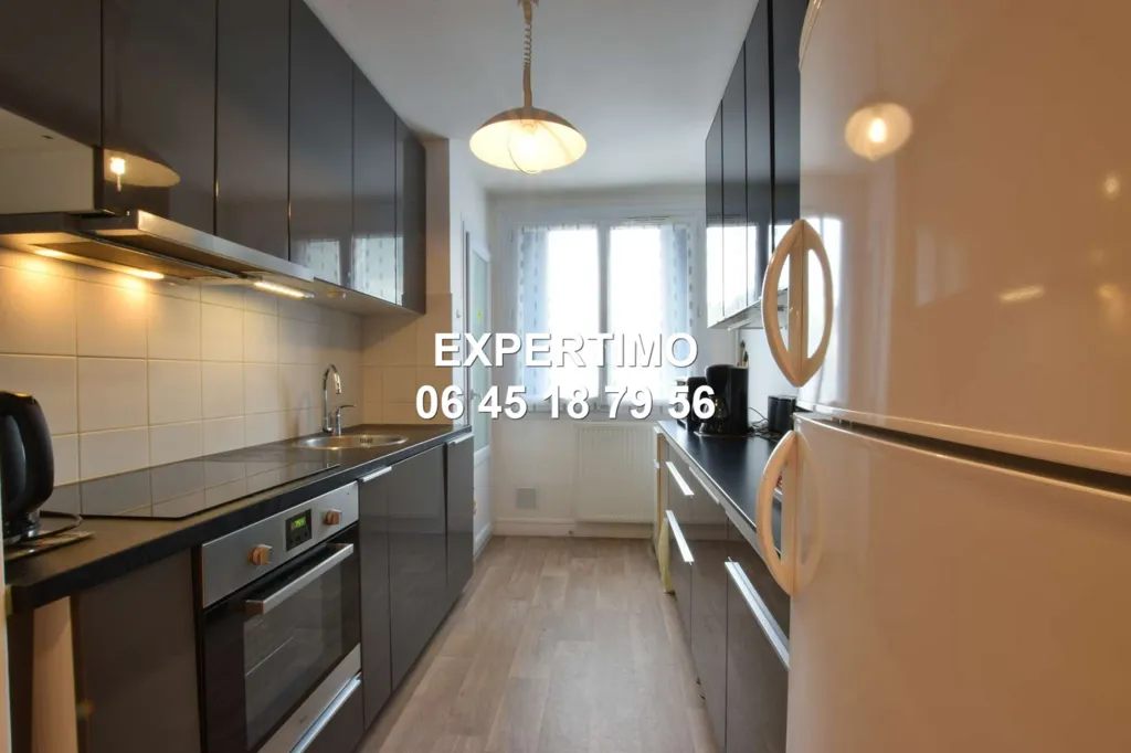Cuisine - Appartement Rénové avec Balcon et Vue Montagnes à Voiron