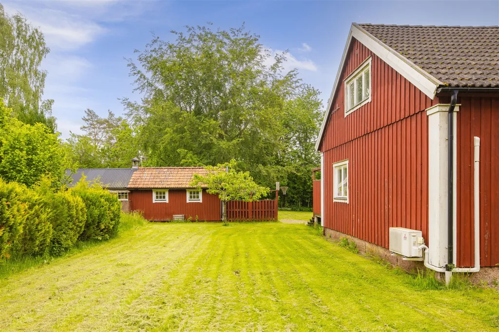 Aed - Charming Property with Development Potential near Kinnekulle