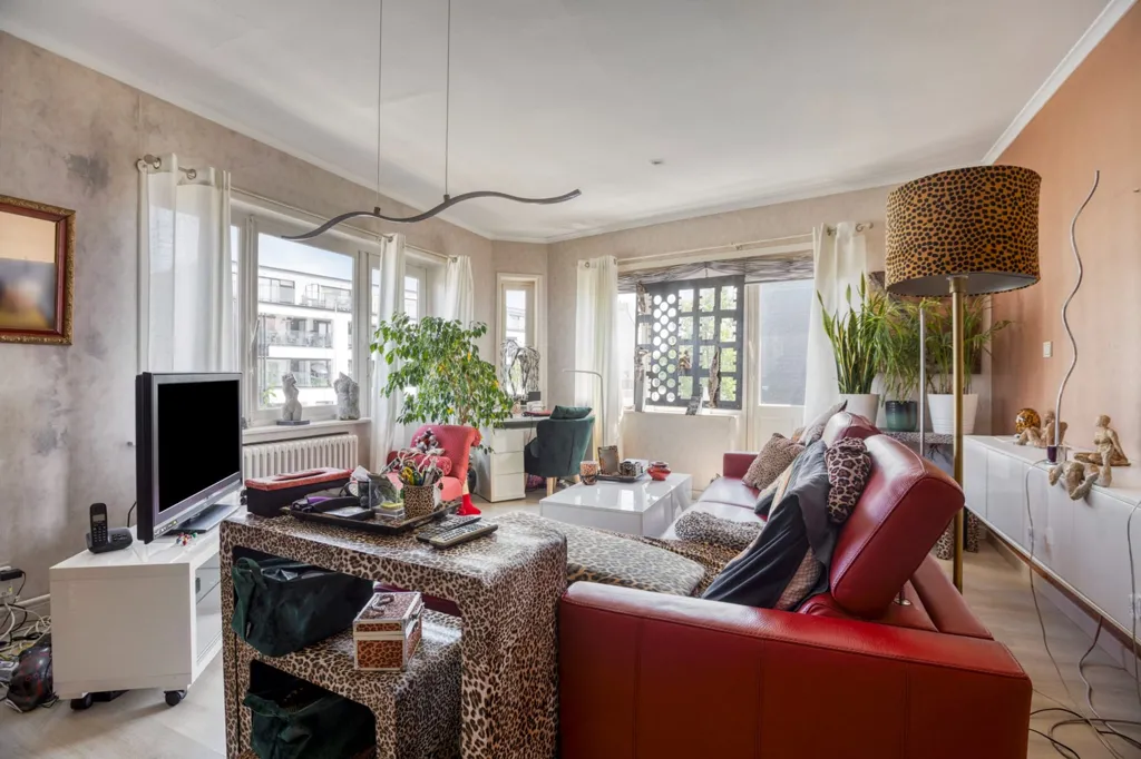 Séjour - Mixed-Use Property with Private Drive in Bruges