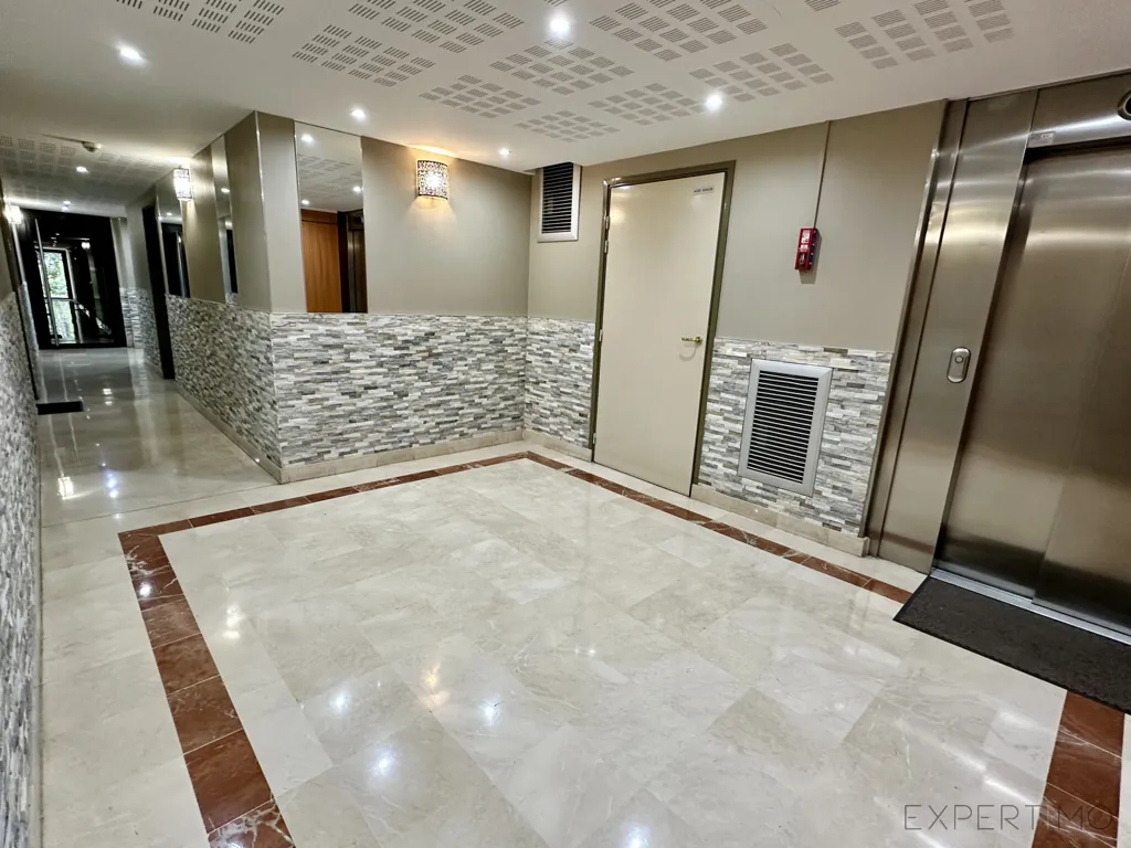 Esik - Bright 2-Bed Flat with Terrace in Créteil