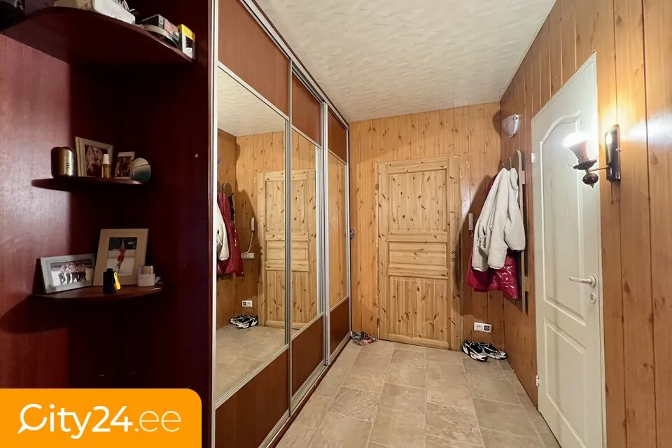 Pièces - Top Floor Apartment in Wooden House, Narva