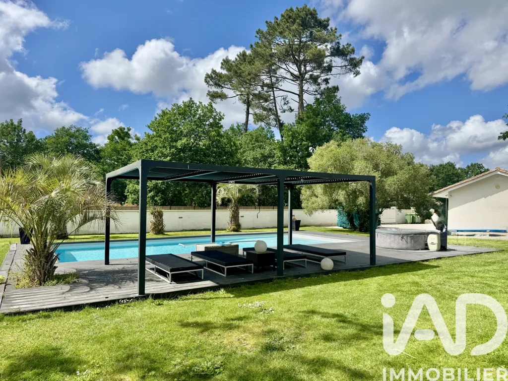 Bassein - Family House with Pool in Le Barp