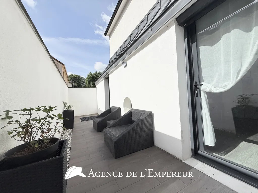 Terrace - Contemporary House with Panoramic Terrace in Rueil