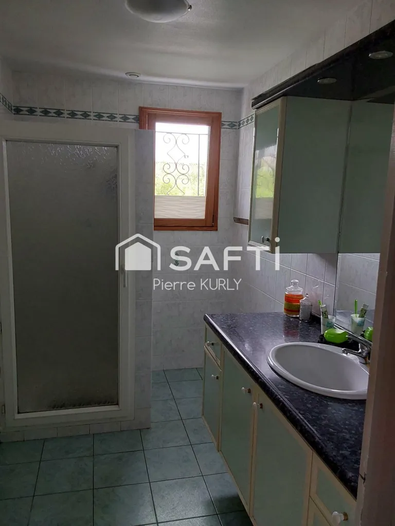 Salles de bain - Maison de Plain-Pied avec Garage Double près de Périgueux