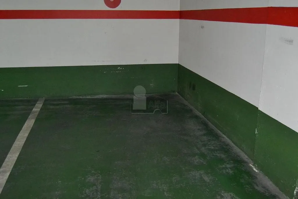 Garage - 1-Bed Flat with Garden on Avenida Francia