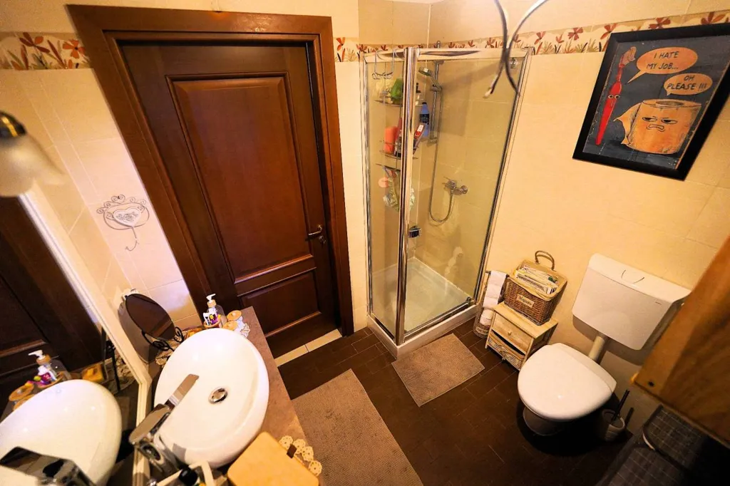 Salles de bain - Trilocale with Private Garden in La Loggia