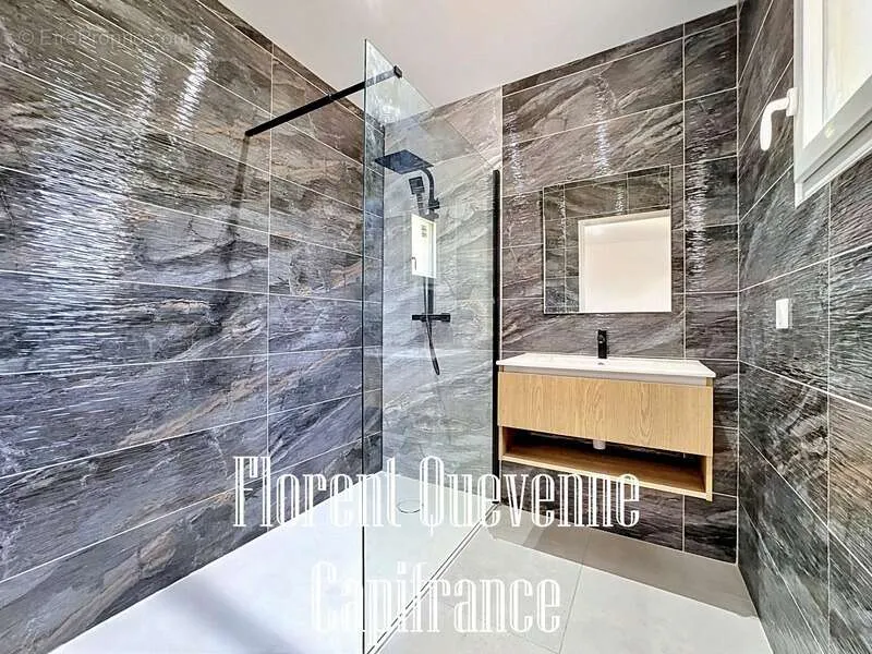 Salles de bain - Maison Familiale avec Jardin à Cagny
