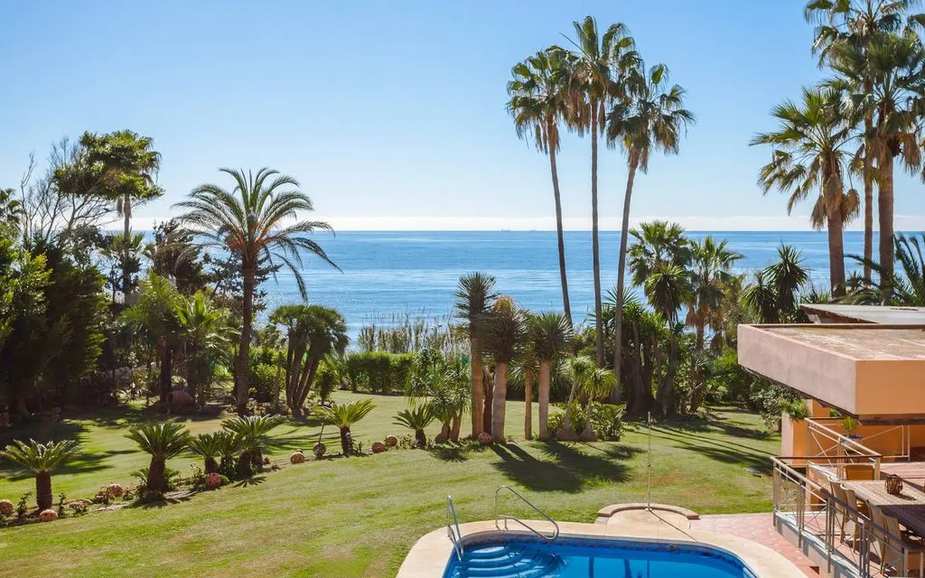Piscine - Beachfront Villa with Pool in Estepona