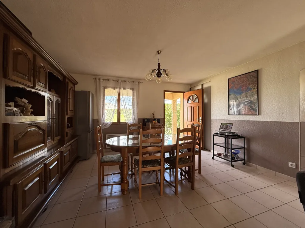 Salle à manger - Maison Individuelle avec Grand Terrain Clôturé