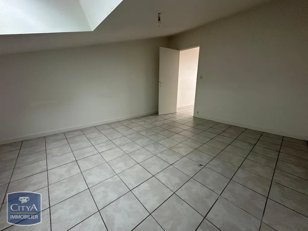 Rooms - Two-Bedroom Flat with Parking in Châteauroux