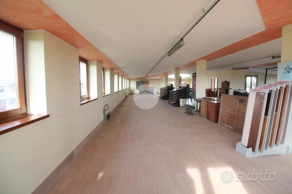 Rooms - Warehouse with Two Levels in Fontanella