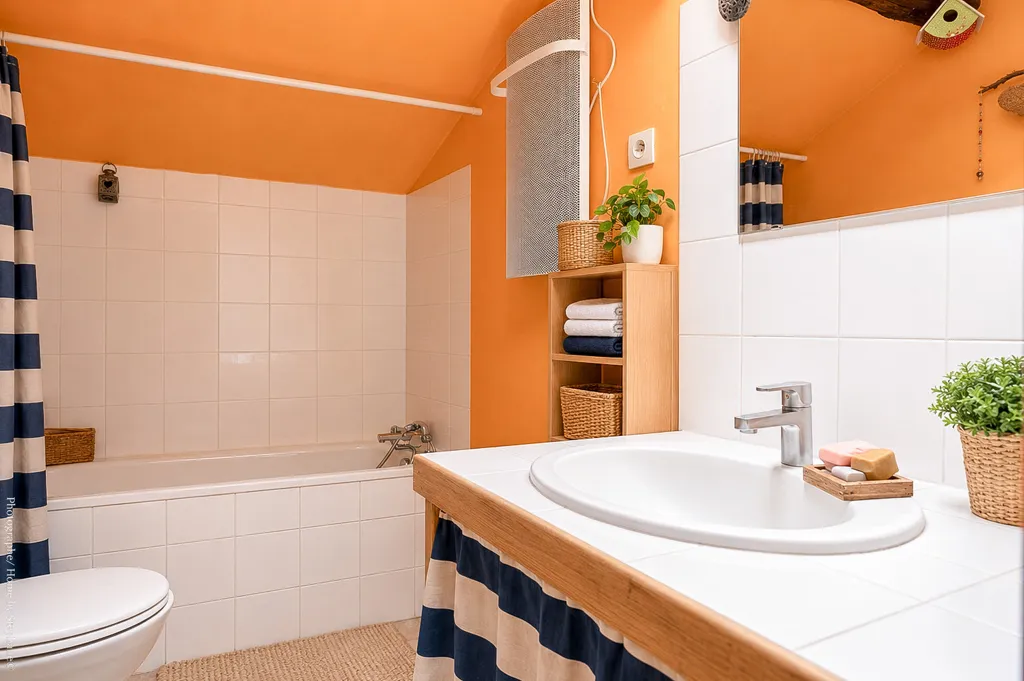 Salles de bain - Maison de Caractère avec Jardin et Dépendances à ROUSSET