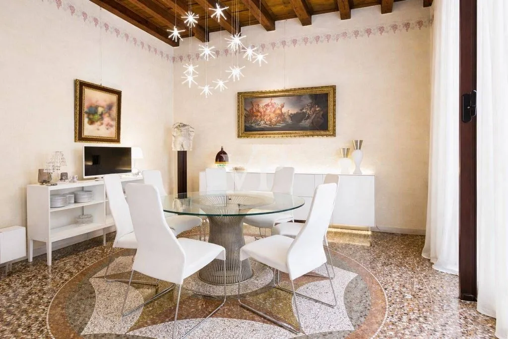 Söögituba - Napoleonic Mansion with Triple Garage in Verona